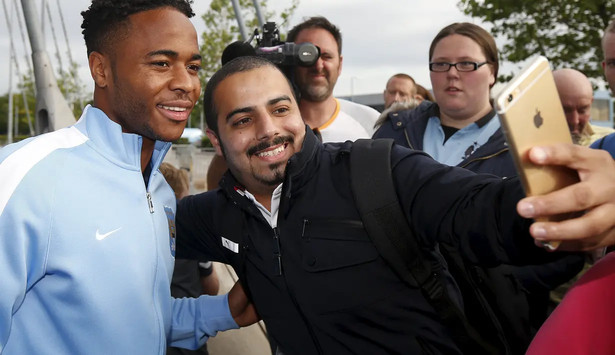 Sterling berpfoto bersama suporter City. (Reuters)