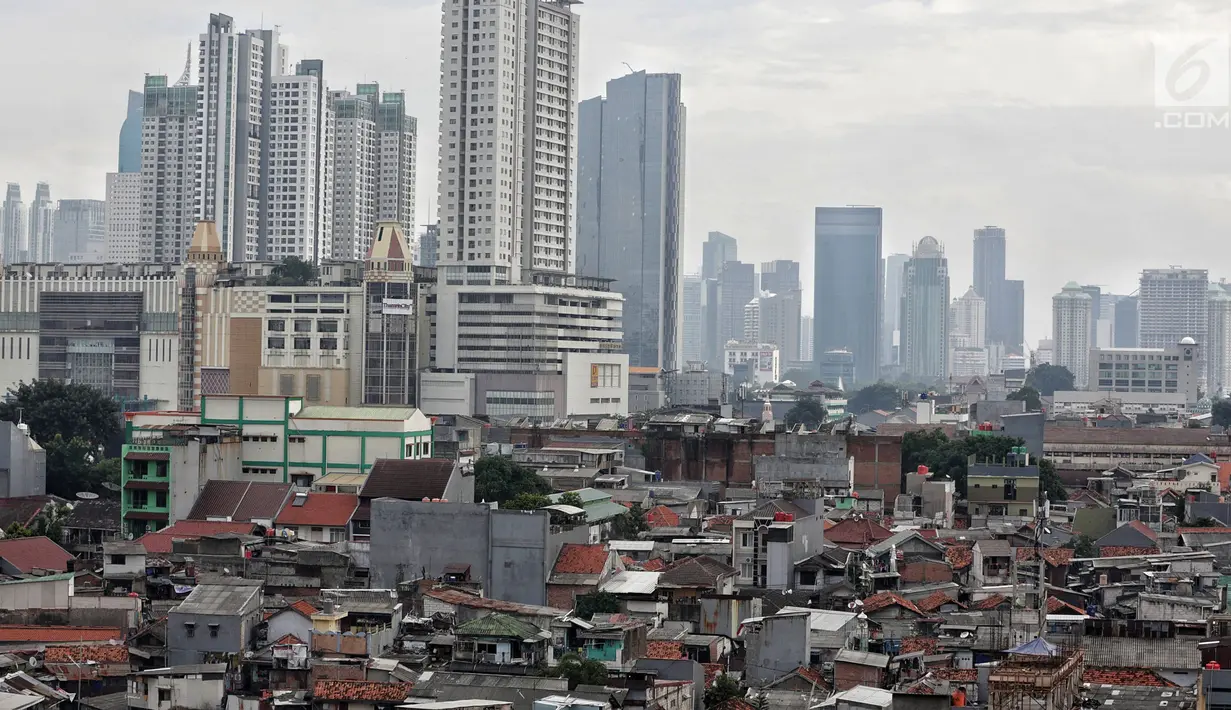 Pemandangan pemukiman padat penduduk dengan latar gedung bertingkat di Jakarta Pusat, Kamis (31/1). Populasi penduduk Jakarta yang mencapai 35,6 juta jiwa diperkirakan akan bertambah 4,1 juta orang antara 2017-2030. (Liputan6.com/Faizal Fanani)