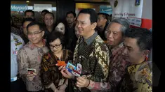 Gubernur DKI Jakarta Basuki Tjahaja Purnama (ketiga kiri), menunjukan E-money dalam Launching E-money Terminal Parkir Elektronik di Jalan Sabang, Jakarta (29/1/2015). Sebanyak enam bank terlibat dalam sistem pembayaran ini. (Liputan6.com/Andrian M Tunay)