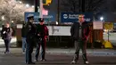 Petugas penegak hukum berjaga di depan perusahaan Con Edison setelah ledakan trafo listrik di distrik Queens, New York, Kamis (27/12). Ledakan itu menyebabkan cahaya biru menerangi langit New York dan membuat kegemparan di media sosial. (AP/Craig Ruttle)