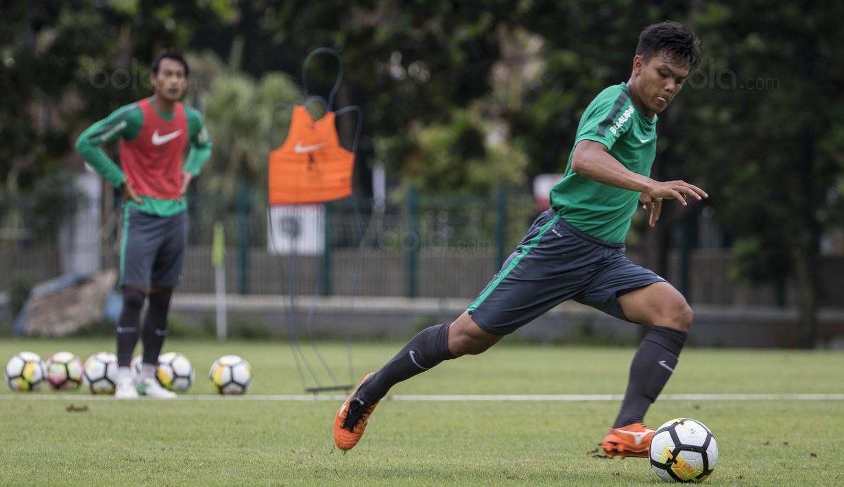 Bek Timnas Indonesia, Rachmat Irianto, mengontrol bola saat latihan di Lapangan ABC Senayan, Jakarta, Jumat (19/1/2018). Pemusatan latihan ini dilakukan jelang Asian Games 2018. (Bola.com/Vitalis Yogi Trisna)