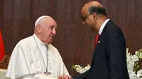 Paus Fransiskus bertemu dengan Presiden Singapura Tharman Shanmugaratnam selama pertemuan di Gedung Parlemen di Singapura, pada 12 September 2024. (AFP/Tiziana FABI)