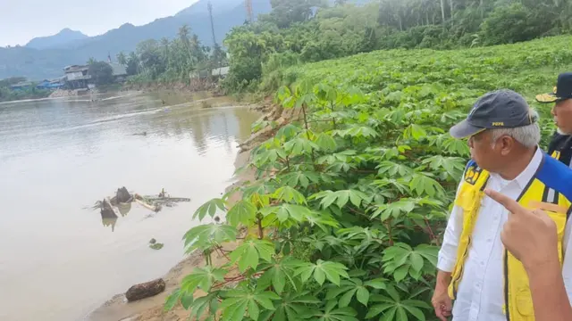 Menteri Pekerjaan Umum dan Perumahan Rakyat (PUPR) Basuki Hadimuljono meninjau sejumlah jalan di Kabupaten Pesisir Selatan, Sumatera Barat yang terputus akibat bencana banjir dan longsor. (Dok Kementerian PUPR)