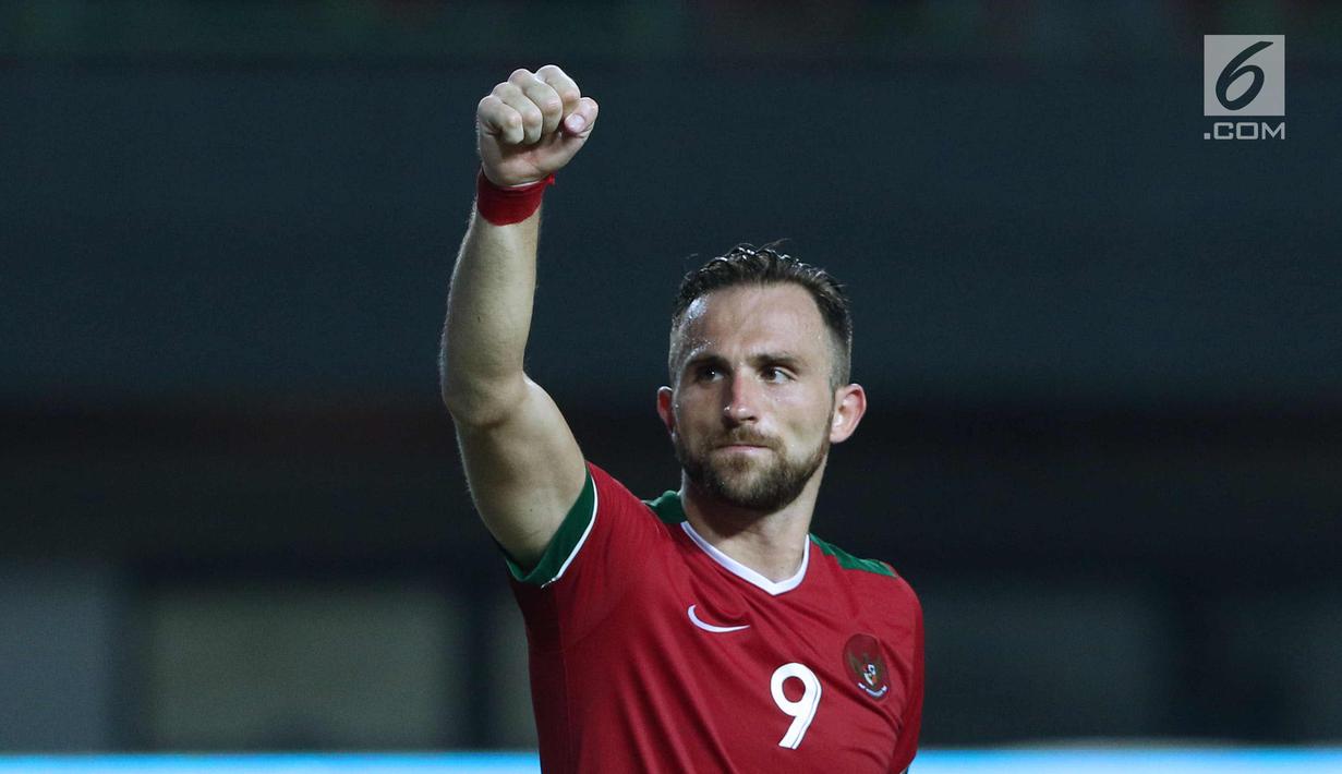Pemain depan Timnas Indonesia, Illija Spasojevic merayakan kemenangan atas Guyana pada laga persahabatan di Stadion Patriot Candrabhaga, Bekasi, Sabtu (25/11). Spaso mencetak dua gol dan membawa Indonesia unggul 2-1. (Liputan6.com/Helmi Fithriansyah)