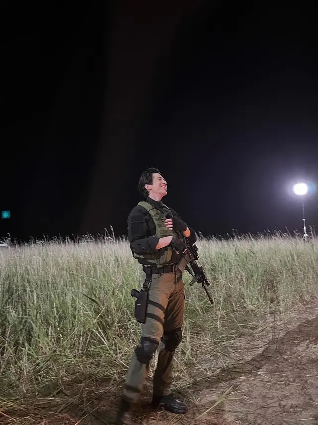 Lee Dong Wook di balik layar serial "A Shop For Killers". [Foto: Instagram/leedongwook_official]