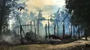 Suasana rumah yang terbakar di desa Gawdu Zara, negara bagian Rakhine utara, Myanmar, (7/9). Seorang wartawan melihat api membakar rumah di desa yang ditinggalkan oleh Muslim Rohingya. (AP Photo)