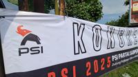Banyak bendera PSI yang telah memakai logo baru berupa gajah dan tulisan Partai Super Tbk di berbagai sudut di Kota Solo. (Foto: Liputan6.com/Fajar Abrori).