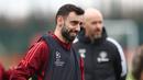Senyum dari kapten tim MU, Bruno Fernandes, dalam sesi latihan yang berlangsung di Carrington, Manchester, Selasa (12/12/2023) dini hari WIB. (AFP/Darren Staples)