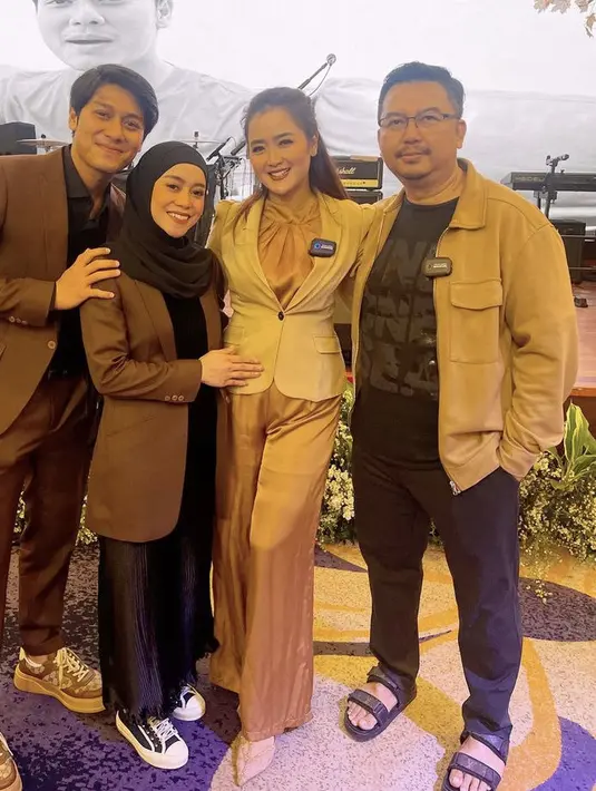 Vega juga hadir mengenakan jumpsuit satin coklat dipadukan blazernya. @vegadarwanti123