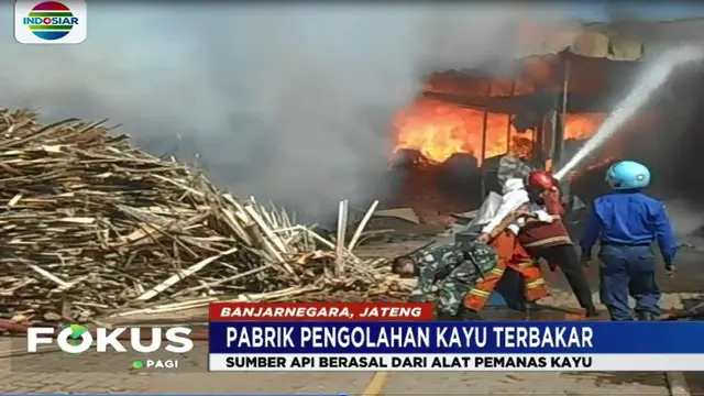 Puluhan karyawan pabrik pengolahan kayu panik, saat kobaran api tiba-tiba membesar dari bagian belakang pabrik.