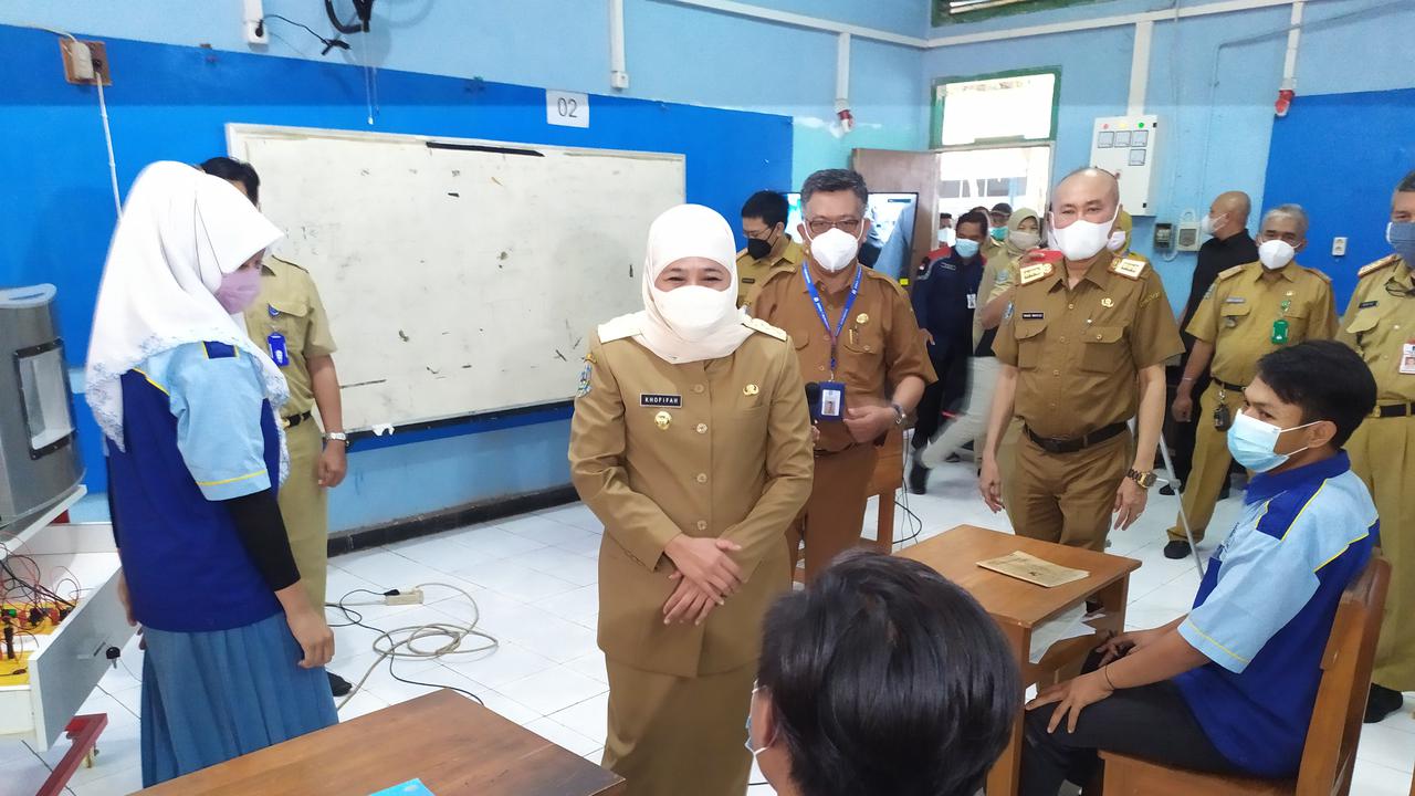 Khofifah meninjau PTM terbatas di di SMK Negeri 7 Surabaya. (Dian Kurniwan/Liputan6.com)