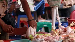 Pedagang memotong daging ayam di Pasar Kebayoran Lama, Jakarta, Rabu (14/4/2021). Memasuki bulan Ramadan, harga daging ayam alami kenaikan dari Rp 39 ribu menjadi Rp 45 ribu per kilogram. (Liputan6.com/Angga Yuniar)