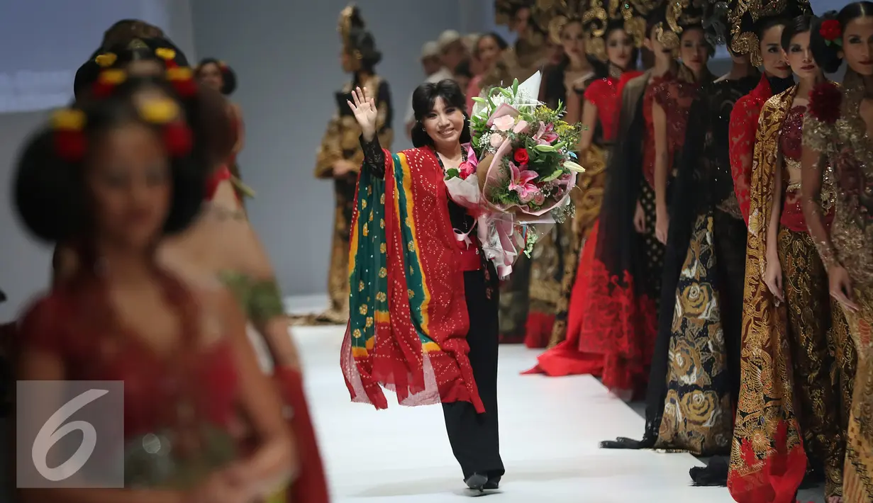 Desainer Anne Avantie bersama para model menyapa pengungjung di Jakarta Fashion Week (JFW) 2016 di Senayan City, Jakarta, Selasa (27/10/2015). Koleksi kali ini Anne Avantie bertema “Gambang Semarang”. (Liputan6.com/Herman Zakharia)