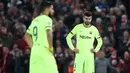 Pemain Barcelona, Luis Suarez dan Gerard Piqu bereaksi setelah gelandang Liverpool, Georginio Wijnaldum membobol gawang mereka pada laga kedua semifinal Liga Champions di Anfield, Selasa (7/5/2019). Barcelona menelan kekalahan ketika melawat ke markas Liverpool dengan skor 0-4. (Reuters/Carl Recine)