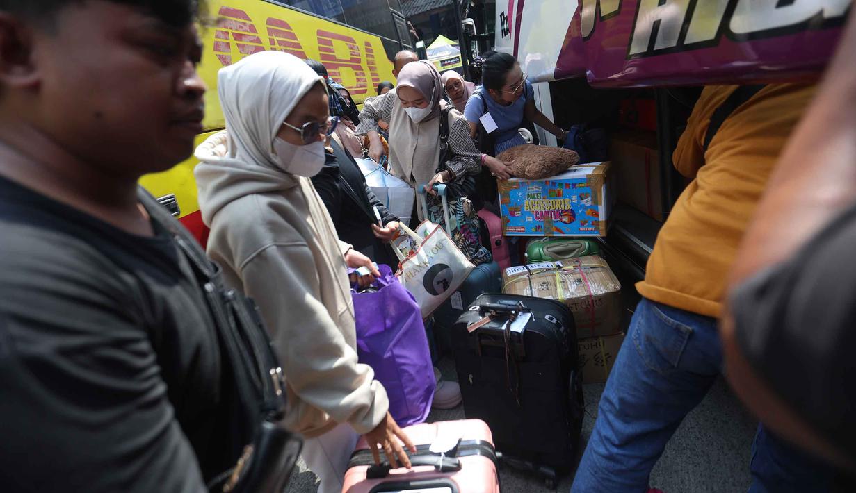 Peningkatan signifikan jumlah calon penumpang hingga 100% dibandingkan hari biasa.