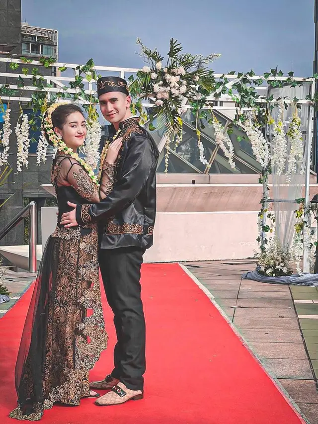 6 Potret Verrell dan Ranty Maria Pakai Baju Pengantin Adat Jawa, Curi Perhatian