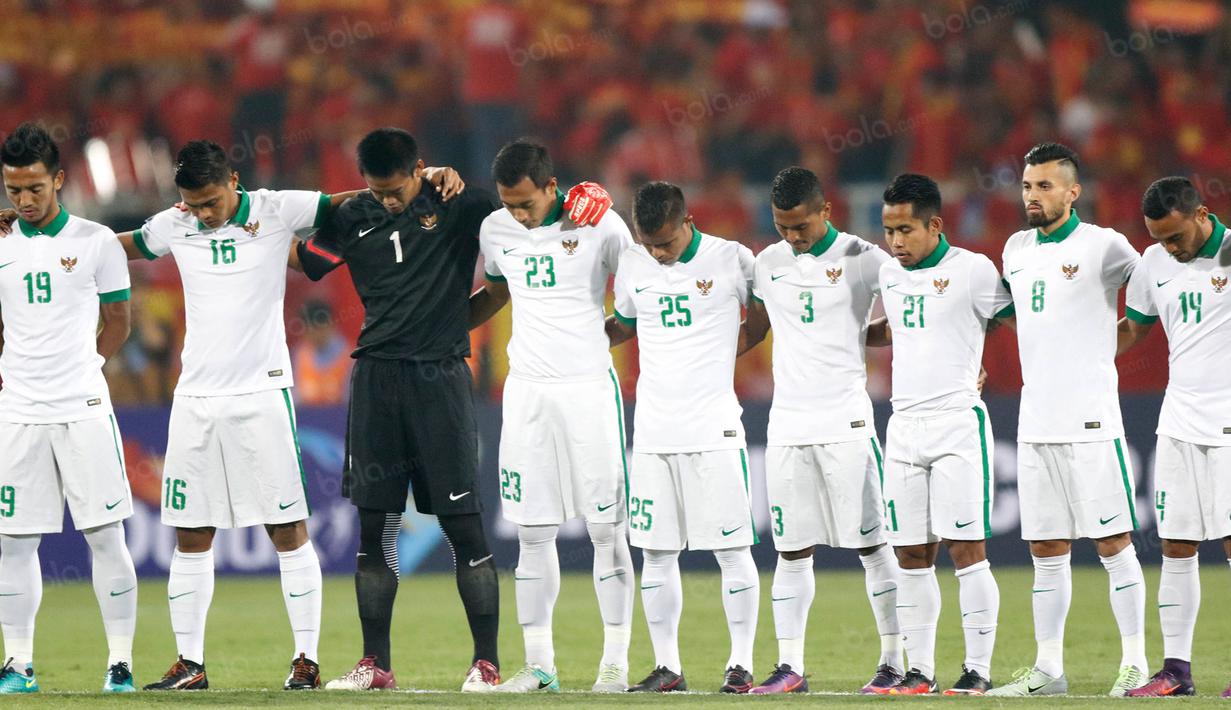 Para pemain Timnas Indonesia mengheningkan cipta sebelum bertanding melawan Vietnam pada laga semifinal Piala AFF di Stadion My Dinh, Hanoi, Kamis (7/12/2016). Indonesia lolos dengan agregat 4-3. (Bola.com/Peksi Cahyo)