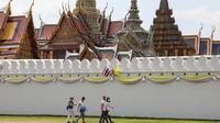 Turis berjalan di luar kompleks bangunan Istana Raja di Bangkok, 8 Maret 2020. Jumlah kedatangan turis ke Thailand tahun ini diperkirakan turun hingga 6 juta, terendah dalam empat tahun terakhir, menurut Otoritas Pariwisata Thailand (TAT) dalam konferensi pers baru-baru ini. (Xinhua/Zhang Keren)