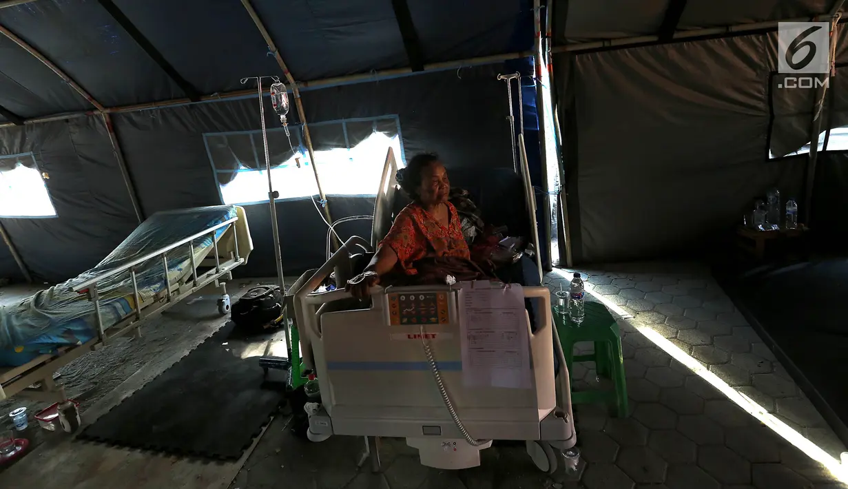 Seorang nenek korban gempa bumi dan tsunami Palu dirawat di halaman Rumah Sakit Undata, Palu Sulawesi Tengah, Kamis (4/10). Korban yang luka dirawat seadanya dengan fasilitas yang minim. (Liputan6.com/Fery Pradolo)