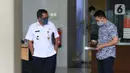 Bupati Blora, Djoko Nugroho (kiri) bersiap meninggalkan gedung KPK, Jakarta, Kamis (6/8/2020). Djoko Nugroho diperiksa sebagai saksi dalam kasus dugaan suap terkait kegiatan penjualan dan pemasaran pada PT Dirgantara Indonesia Tahun 2007-2017. (Liputan6.com/Helmi Fithriansyah)