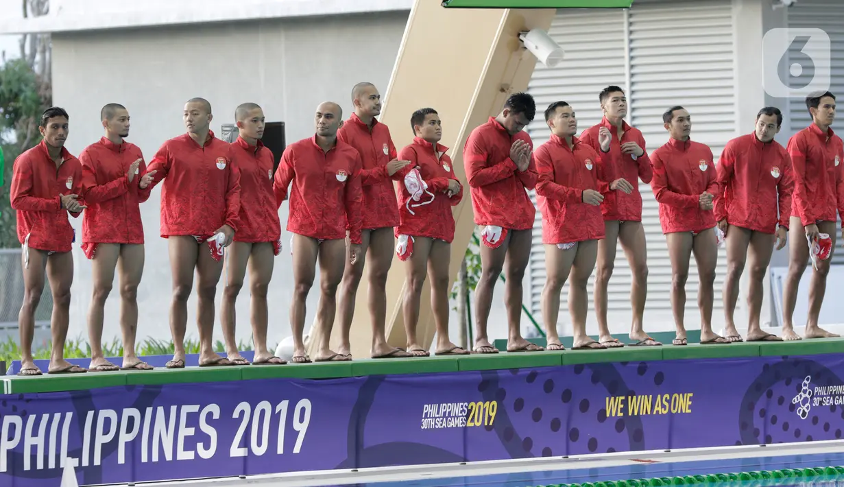 Para pemain polo air putra Indonesia bersiap melawan Malaysia pada laga SEA Games 2019 di Aquatic Center, Clark, Filipina, Jumat (29/11/2019). Indonesia berhasil meraih emas perdana dari cabang polo air. (Bola.com/M Iqbal Ichsan)
