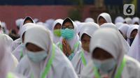Sejumlah santri mengikuti kegiatan doa Istighosah di Pondok Pesantren An-Nuqthah, Kota Tangerang, Banten, Kamis (22/10/2020). Kegiatan tersebut digelar untuk memperingati Hari Santri Nasional dengan tema "Santri Sehat, Indonesia Kuat" yang jatuh pada hari ini. (Liputan6.com/Angga Yuniar)