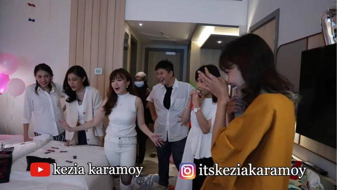 Momen bridal shower Steffy Ai bareng anggota Cherrybelle. (Sumber: YouTube/Kezia Karamoy)
