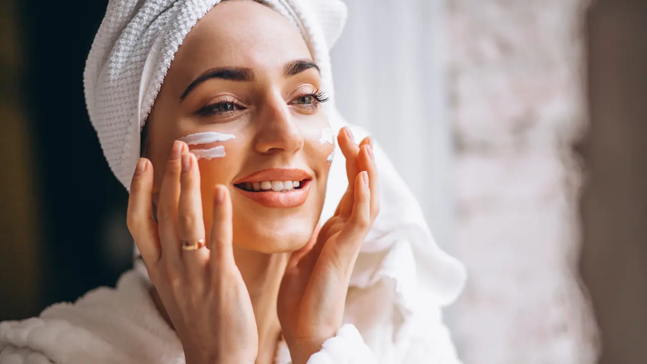 Timing Is The Key, Ini Panduan Waktu Terbaik untuk Pakai Skincare (photo by freepik.com)