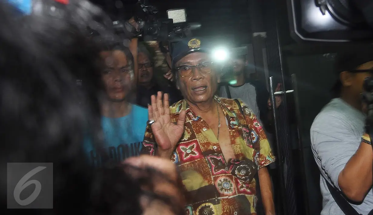 Toro Margens menyapa awak media usai diperiksa Resmob Polda Metro Jaya, Jakarta (4/10). Toro memenuhi panggilan untuk diperiksa dalam kasus kepemilikan senjata api ilegal Gatot Brajamusti. (Liputan6.com/Gempur M Surya)