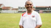 Asisten pelatih Persija Jakarta, Nimrot Manalu, usai melatih anak asuhnya di Lapangan Villa 2000, Tangerang Selatan, Rabu (30/3/2016). (Bola.com/Vitalis Yogi Trisna)