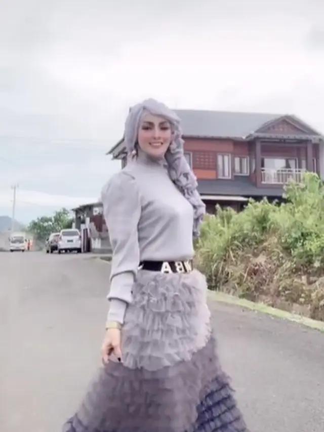 Viral Wanita Berseragam PNS Berdandan Mirip Barbie, Ini 6 Potretnya