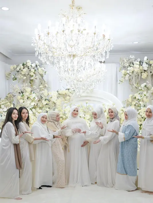 Pada kesempatan ini, Tasyi juga terlihat bergaya selaras dengan undangan yang hadir.  [Foto: Instagram/ Tasyi Atashiya]