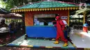 Petugas pemadam kebakaran Sudin Jaksel melakukan penyemprotan disinfektan di Kebun Bintang Ragunan, Jakarta, Rabu (17/6/2020). Penyemprotan dilakukan jelang pembukaan kembali Kebun Binatang Ragunan untuk umum pada 20 Juni mendatang. (merdeka.com/Arie Basuki)