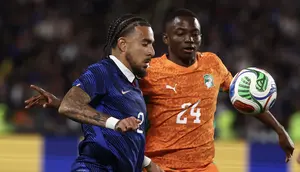Bek Prancis Malo Gusto (kiri) berebut bola dengan penyerang Pantai Gading Bazoumana Toure (kanan) pada uji coba jelang Piala Dunia 2026 di Stade de la Beaujoire di Nantes. (FRANCK FIFE / AFP)