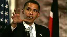 Barack Obama saat konferensi pers di sebuah hotel di kota Nairobi, Kenya (25/8/2006). Obama lahir di Hawaii dari ayah yang berdarah Kenya dan ibu berdarah AS. (AFP PHOTO / MARCO LONGARI)