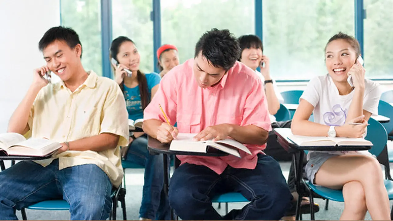 Kampus Ini Tantang Siswa Tak Gunakan Ponsel di Kelas, Berani?