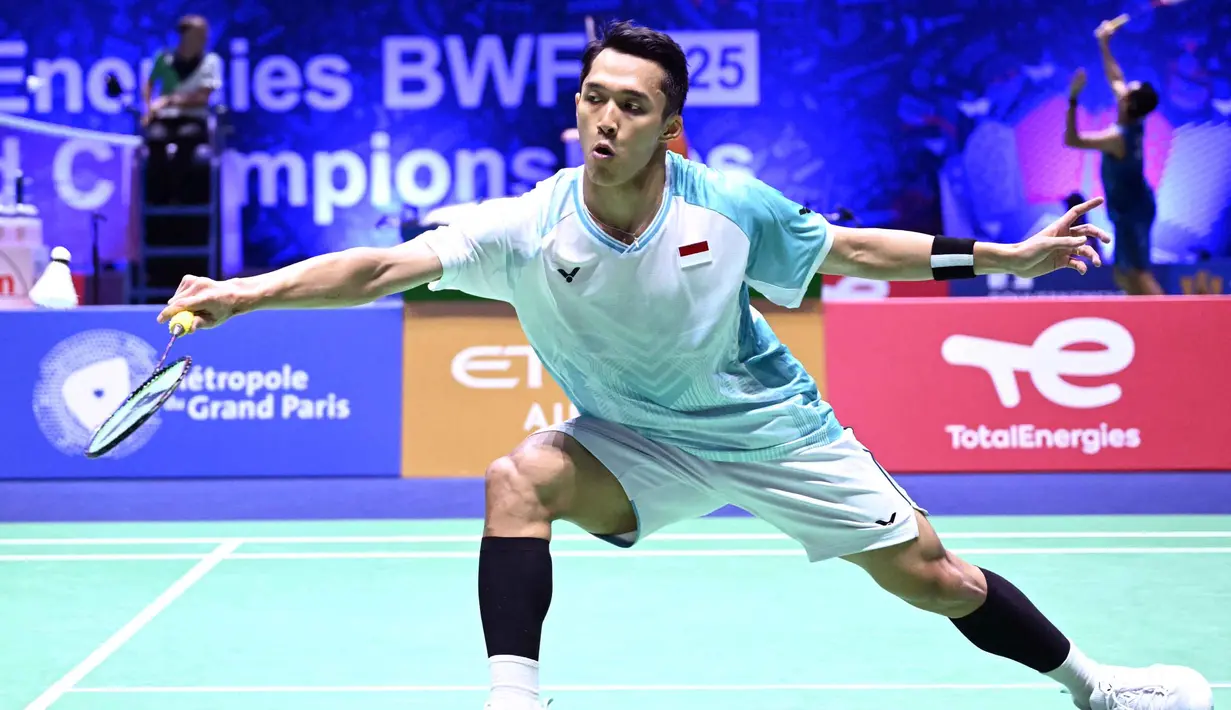 Jonatan Christie unggul dua gim langsung (21-15, 21-5) atas Matthias Kicklitz pada pertandingan yang digelar di Adidas Arena, Paris, Selasa 26 Agustus 2025. (Bertrand GUAY/AFP)