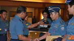 Citizen6, Surabaya: Menurut Komandan Kontingan Kobangdikal yang juga Komandan Pusat Pendidikan Bantuan Administrasi, Kolonel Laut (S) Untung Purnomo, Ke-142 atlit tersebut, akan berlaga di enam cabang olahraga. (Pengirim: Penkobangdikal)