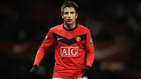 Manchester United&#039;s Serbian forward Zoran Tosic watches the ball during their English League Cup football match against Tottenham Hotspur at Old Trafford in Manchester, north-west England, on December 1, 2009. AFP PHOTO/PAUL ELLIS