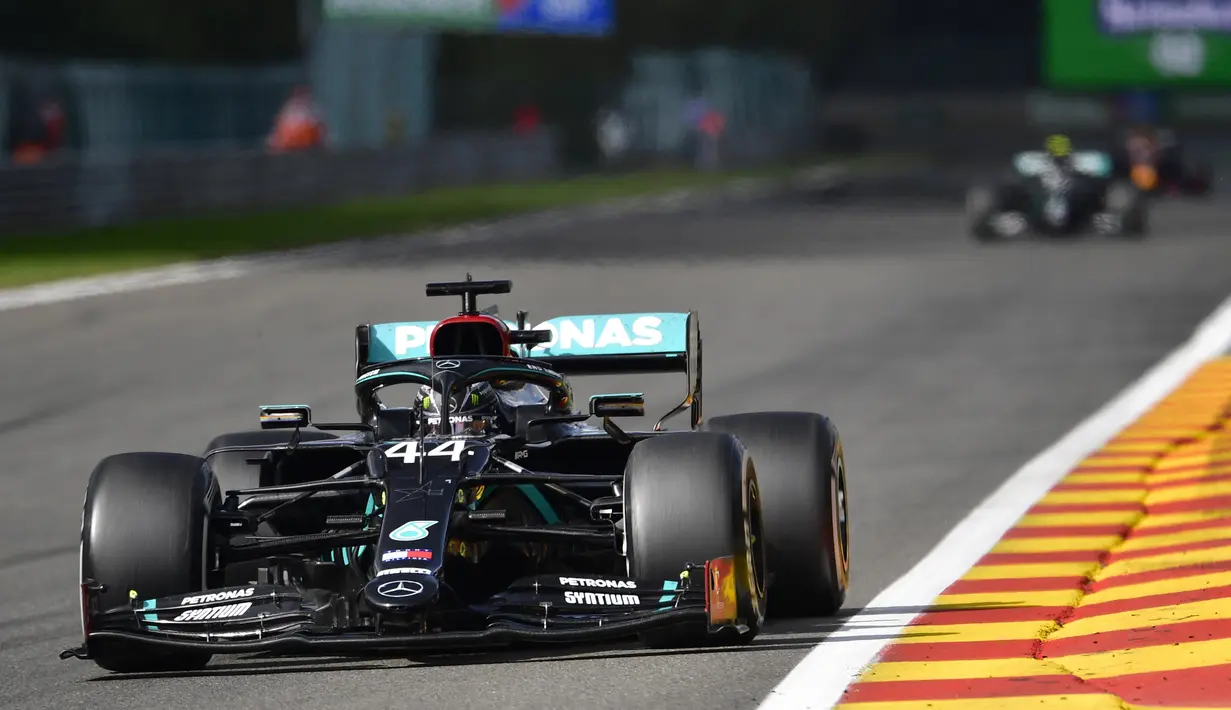 Pembalap Mercedes Lewis Hamilton mengemudikan mobilnya selama Formula 1 Grand Prix di Spa-Francorchamps, Spa, Belgia, Minggu (30/8/2020). Lewis Hamilton menempati posisi pertama disusul pembalap Mercedes Valtteri Bottas serta pembalap Red Bull Max Verstappen. (John Thys, Pool via AP)
