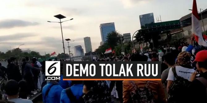 VIDEO: Massa Aksi Duduki Tol Depan Gedung DPR