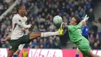 Kiper Everton, Jordan Pickford, berebut bola dengan pemain Chelsea, Joao Pedro, pada lanjutan Liga Inggris di Hill Dickinson Stadium, Minggu (22/3/2026). (AP Photo/Jon Super)