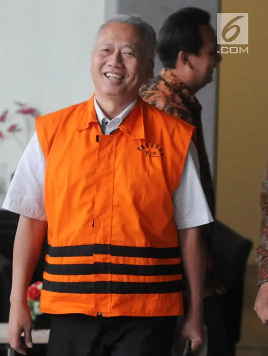 Ekspresi terdakwa mantan Dirjen Hubla Kemenhub Antonius Tonny Budiono usai diperiksa KPK, Jakarta, Jumat (20/4). Antonius diperiksa terkait suap tender izin proyek di Direktorat Perhubungan Laut di Pelabuhan Tanjung Mas Semarang. (Merdeka.com/Dwi Narwoko)