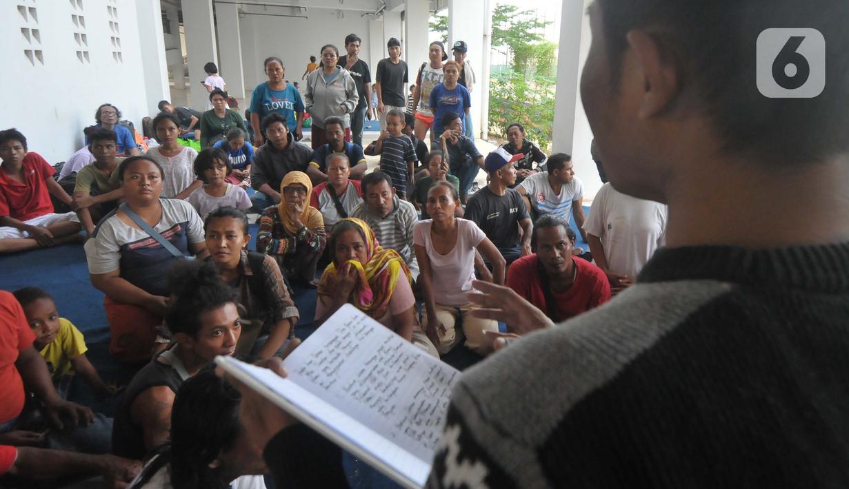 Puluhan warga duduk di pelataran rusun sambil melakukan mediasi dengan berbagai pihak, baik kuasa hukum, pihak kepolisian, dan lainnya. (merdeka.com/Imam Buhori)