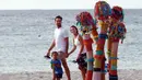 Orang-orang menyaksikan pameran patung bertajuk Sculpture by the Sea di Pantai Cottesloe di Perth, Australia, pada 6 Maret 2020. Ajang pameran patung terbesar gratis untuk publik di dunia ini berlangsung hingga 23 Maret 2020 mendatang. (Xinhua/Zhou Dan)