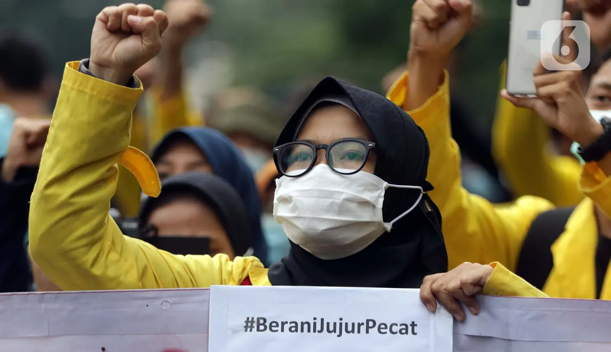 Mahasiswa yang tergabung dalam Aliansi BEM SI melakukan aksi unjuk rasa di kawasan Kuningan Persada sekitar Gedung Merah Putih KPK, Jakarta, Rabu (16/6/2021). Selain berunjuk rasa, para mahasiswa juga melakukan aksi teatrikal menolak pelemahan KPK melalui TWK. (Liputan6.com/Helmi Fithriansyah)