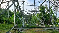 Tower listrik PLN di Kabupaten Kampar yang roboh karena besi penyanggahnya dicuri. (Liputan6.com/M Syukur)