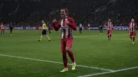 Striker Atletico Madrid Antoine Griezmann merayakan gol ke gawang Bayer Leverkusen pada laga di BayArena, Leverkusen, Selasa (21/2/2017). (AFP/Patrik Stollarz)