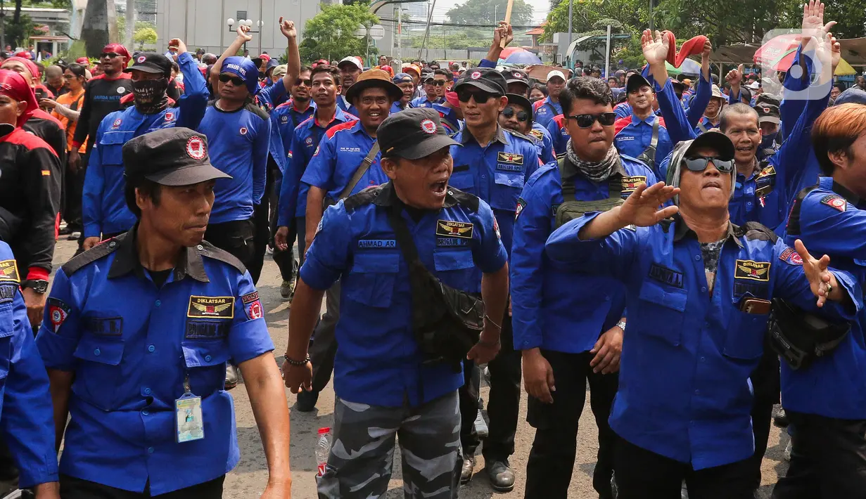 Aksi yang diikuti ratusan buruh ini untuk menolak regulasi pengupahan yang bertentangan dengan keputusan Mahkamah Konstitusi no. 168/PUUXXI/2023. (Liputan6.com/Herman Zakharia)