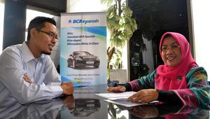 Ada pemandangan yang tidak biasa di kantor cabang BCA Syariah. Nasabah mendapat kejutan dan pelayanan istimewa